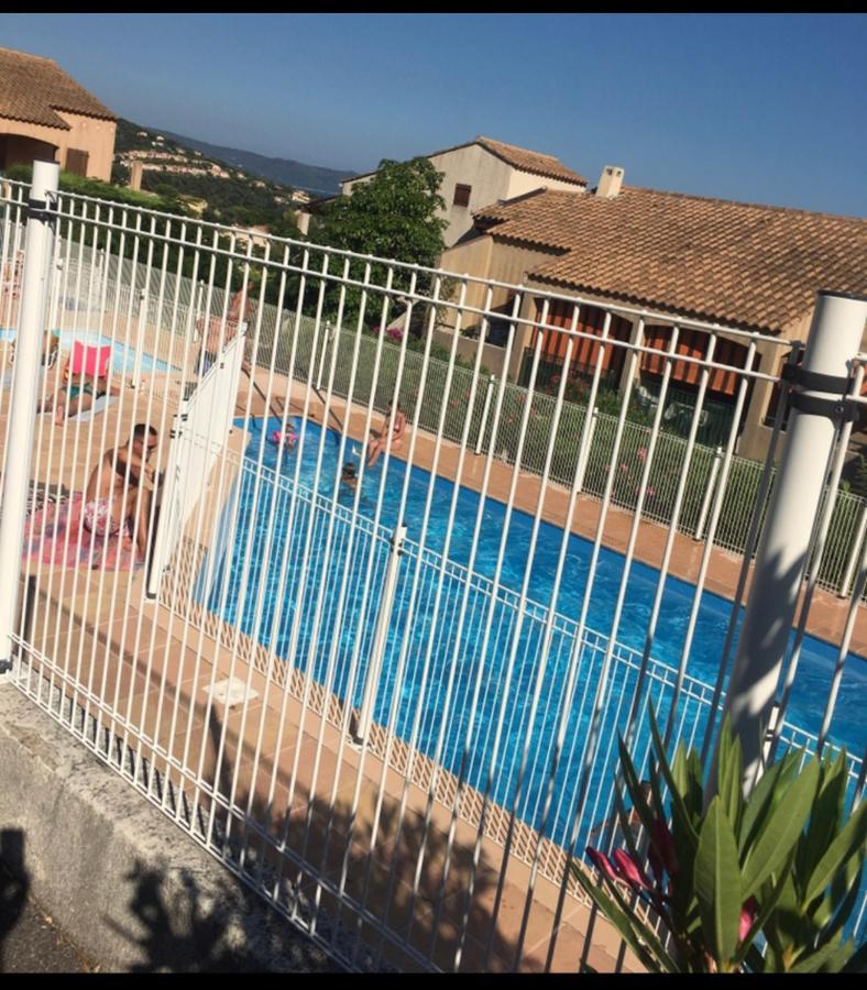 Cavalaire Vue Mer Au Loin Maisonnette Tout Equipee Pour 4 Personnes Avec Piscine Clim Wifi Velos Tv Barbecues Экстерьер фото