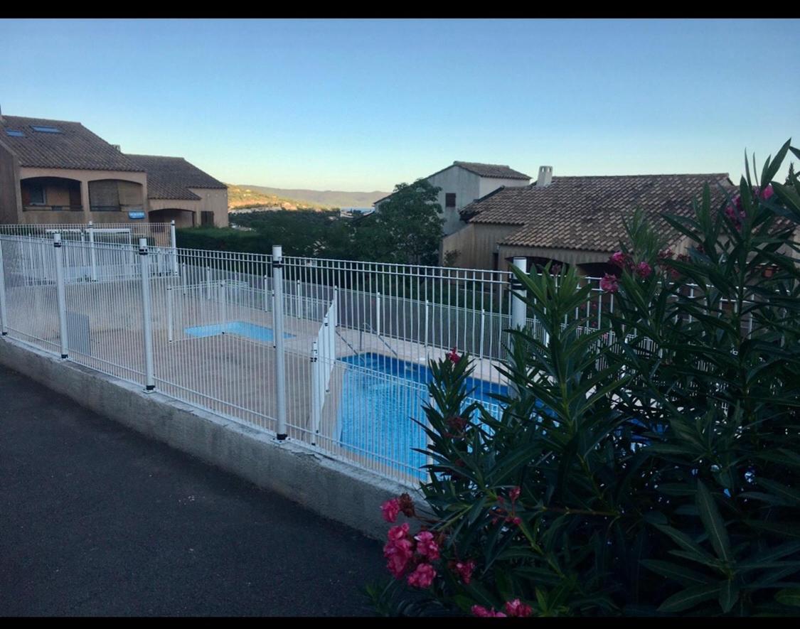 Cavalaire Vue Mer Au Loin Maisonnette Tout Equipee Pour 4 Personnes Avec Piscine Clim Wifi Velos Tv Barbecues Экстерьер фото
